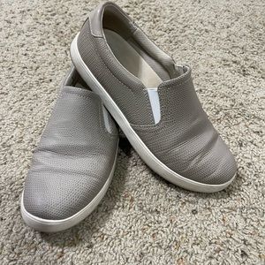 Dr. Scholls size 8 memory foam comfort shoe.